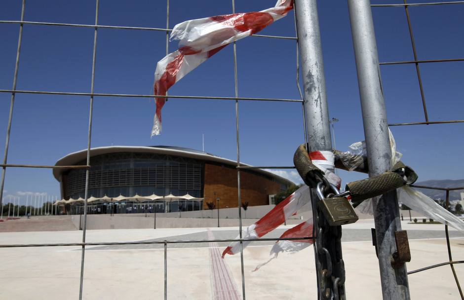 Cancelli chiusi all’Olympic Taekwondo Stadium, uno degli impianti del complesso di Faliro meno utilizzati dopo l’esperienza a cinque cerchi. Reuters